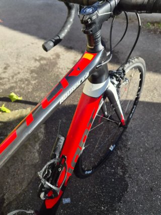 Bicicleta Giant de carbono montada en Shimano 105