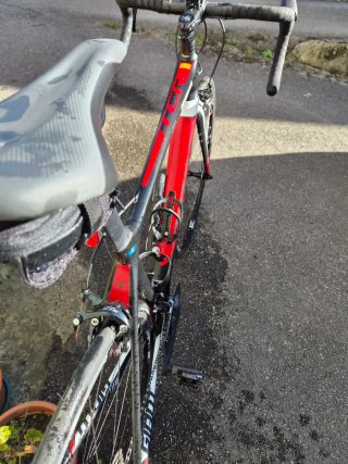 Bicicleta Giant de carbono montada en Shimano 105
