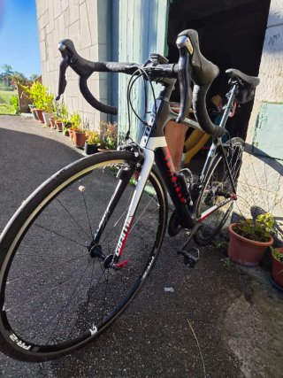 Bicicleta Giant de carbono montada en Shimano 105