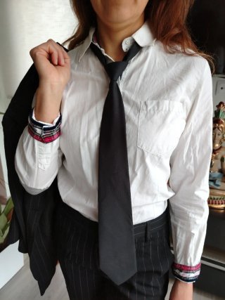 Corbata negra y roja