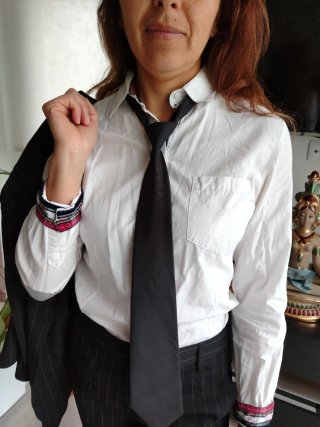 Corbata negra y roja