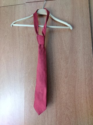 Corbata negra y roja