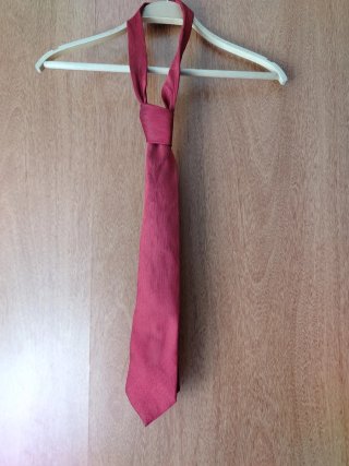 Corbata negra y roja