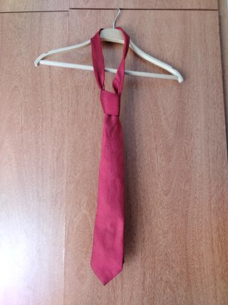 Corbata negra y roja