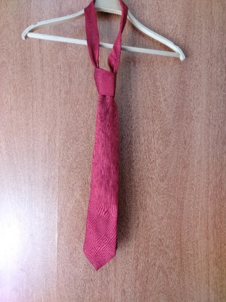 Corbata negra y roja