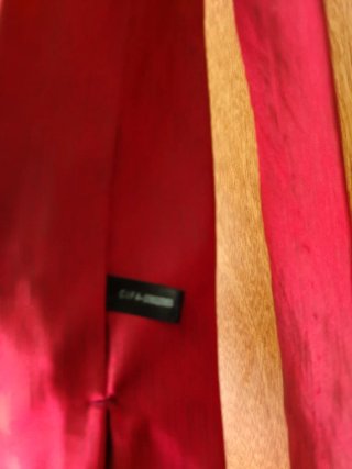 Corbata negra y roja