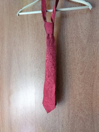 Corbata negra y roja