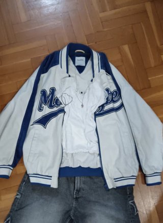 Chaqueta Bomber Bershka Blanca y Azul