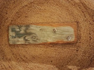 Perchero de madera y yute