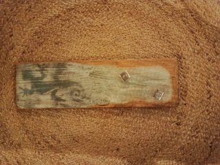 Perchero de madera y yute