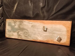 Perchero de madera y yute