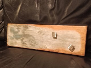 Perchero de madera y yute
