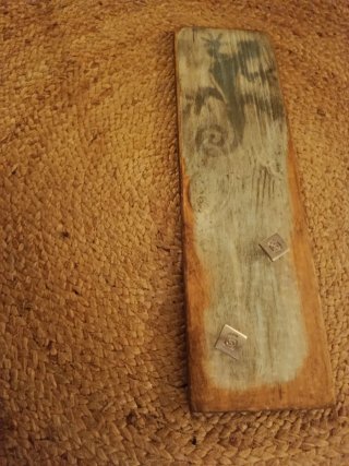 Perchero de madera y yute