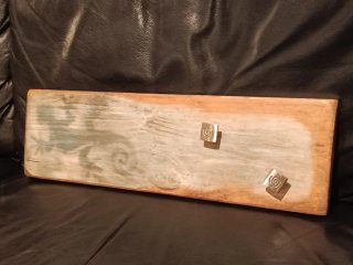 Perchero de madera y yute