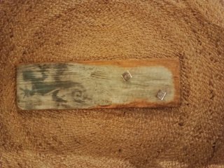 Perchero de madera y yute