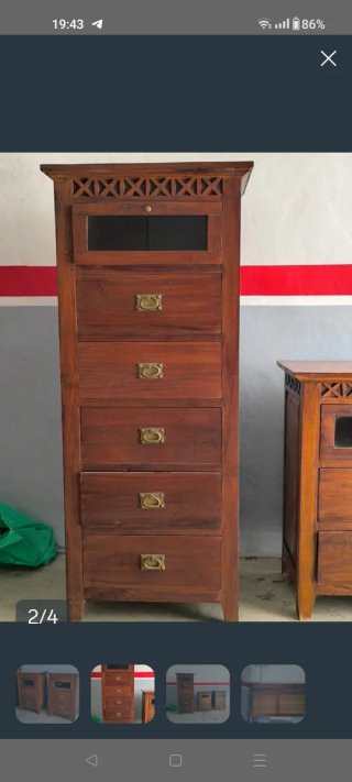 Cómoda de madera con cristal