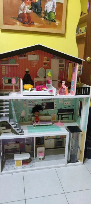 Casita de muñecas con muebles