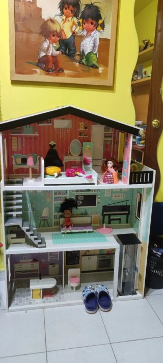 Casita de muñecas con muebles