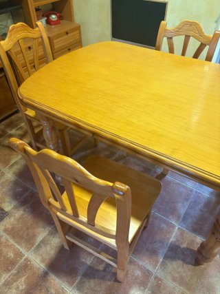 Juego de mesa y 8  sillas de madera macizo.