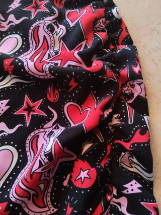 Falda estampada con corazones y llamas