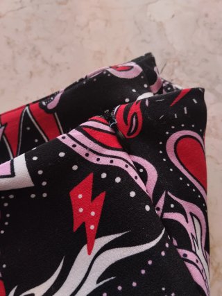 Falda estampada con corazones y llamas