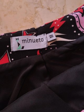 Falda estampada con corazones y llamas