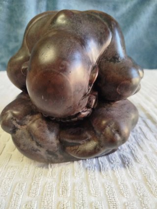 Escultura asiática de mármol, de Buda llorón.