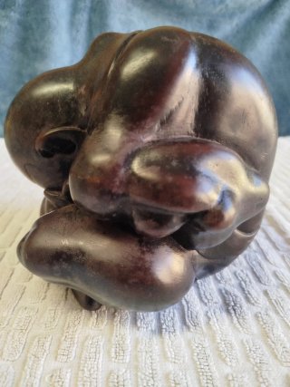 Escultura asiática de mármol, de Buda llorón.