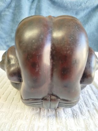 Escultura asiática de mármol, de Buda llorón.