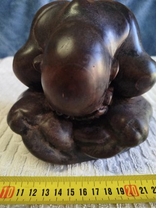 Escultura asiática de mármol, de Buda llorón.