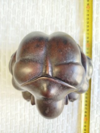 Escultura asiática de mármol, de Buda llorón.