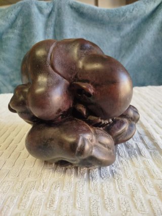 Escultura asiática de mármol, de Buda llorón.