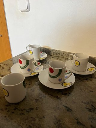 Juego de 5 tazas de cerámica y 4 platillos