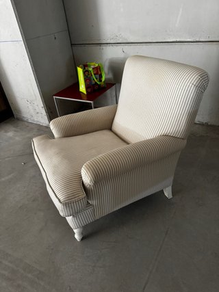 Butaca de tela a rayas beige