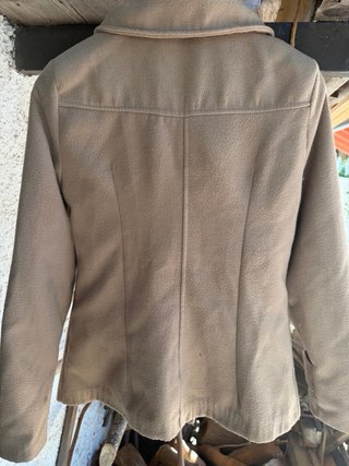 Trenca beige con botones