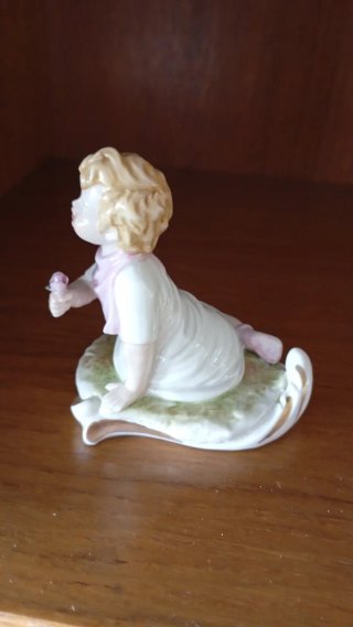 Figura niño con rosa porcelana 9cm