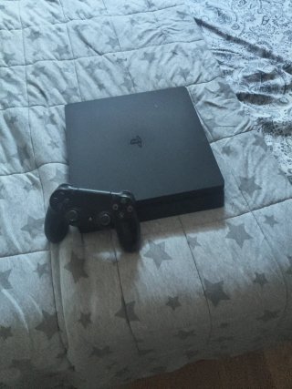 Consola PS4 Slim Negra + Mando