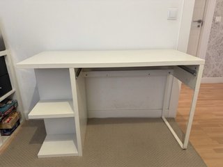 Escritorio blanco con estantería