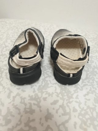 Chanclas grises y blancas
