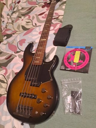 Bajo Yamaha BB753A