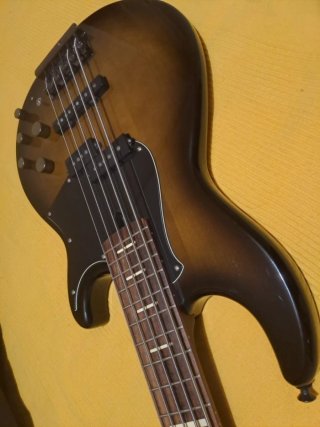 Bajo Yamaha BB753A