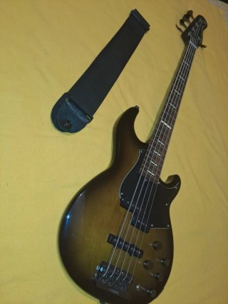 Bajo Yamaha BB753A