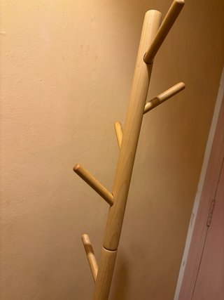 Perchero de madera estilo árbol