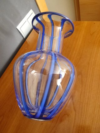 Jarrón de cristal azul y transparente