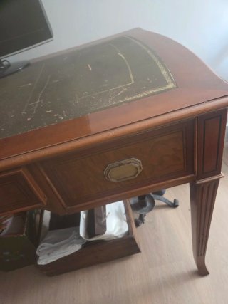 Escritorio de madera noble con tapa de piel