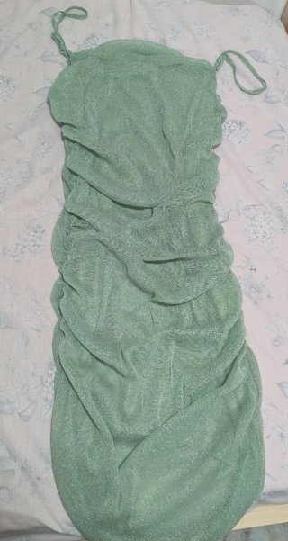 Vestido verde brillante con tirantes