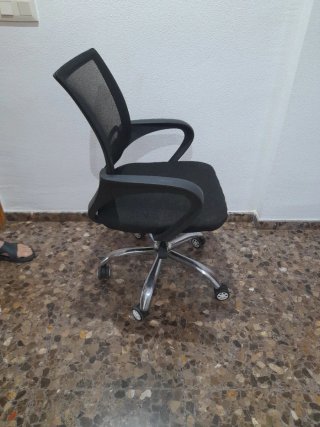 Silla de oficina negra con base metálica