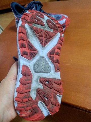 Hoka gris y rojo