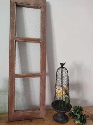 Ventana decorativa rústica con malla