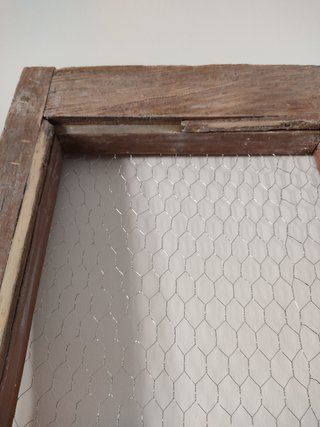 Ventana decorativa rústica con malla